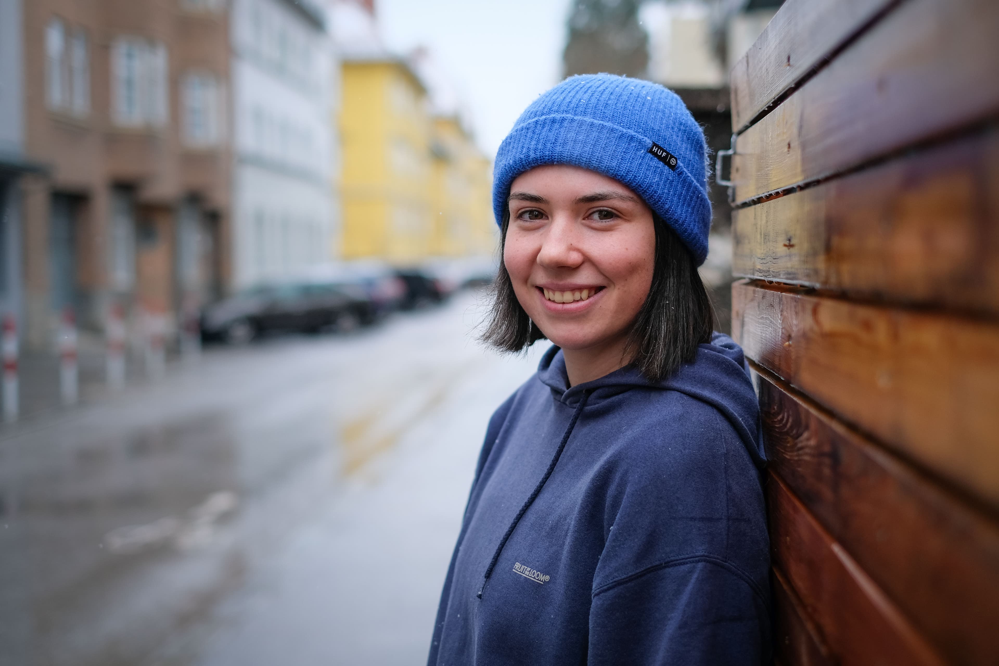 Portrait mit blauer Mütze